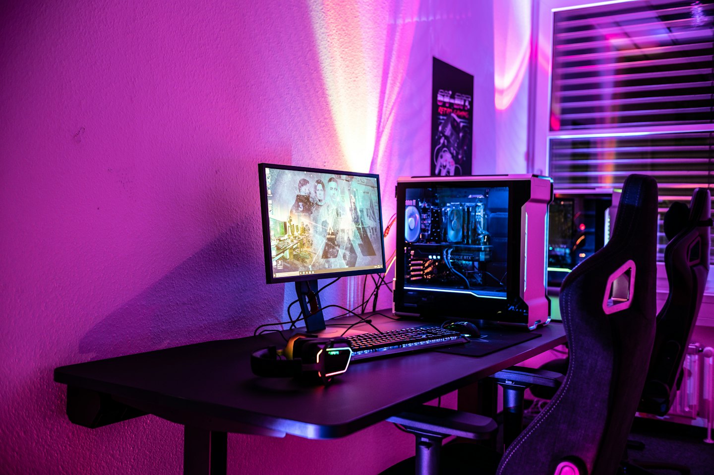 Configuración de ordenador de sobremesa con luces RGB brillantes sobre un escritorio.