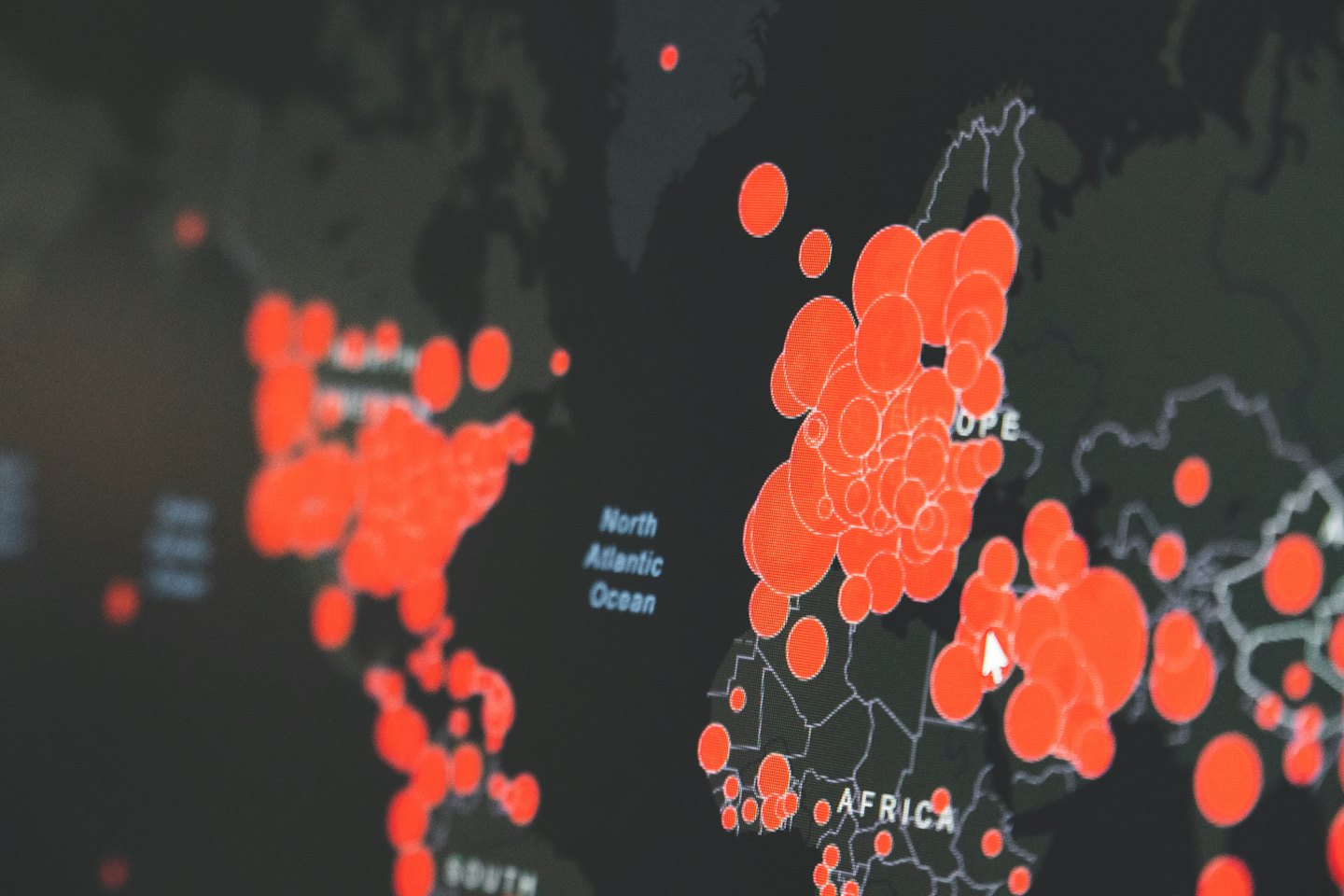 Mapa mundial digital con puntos de datos rojos en los continentes.